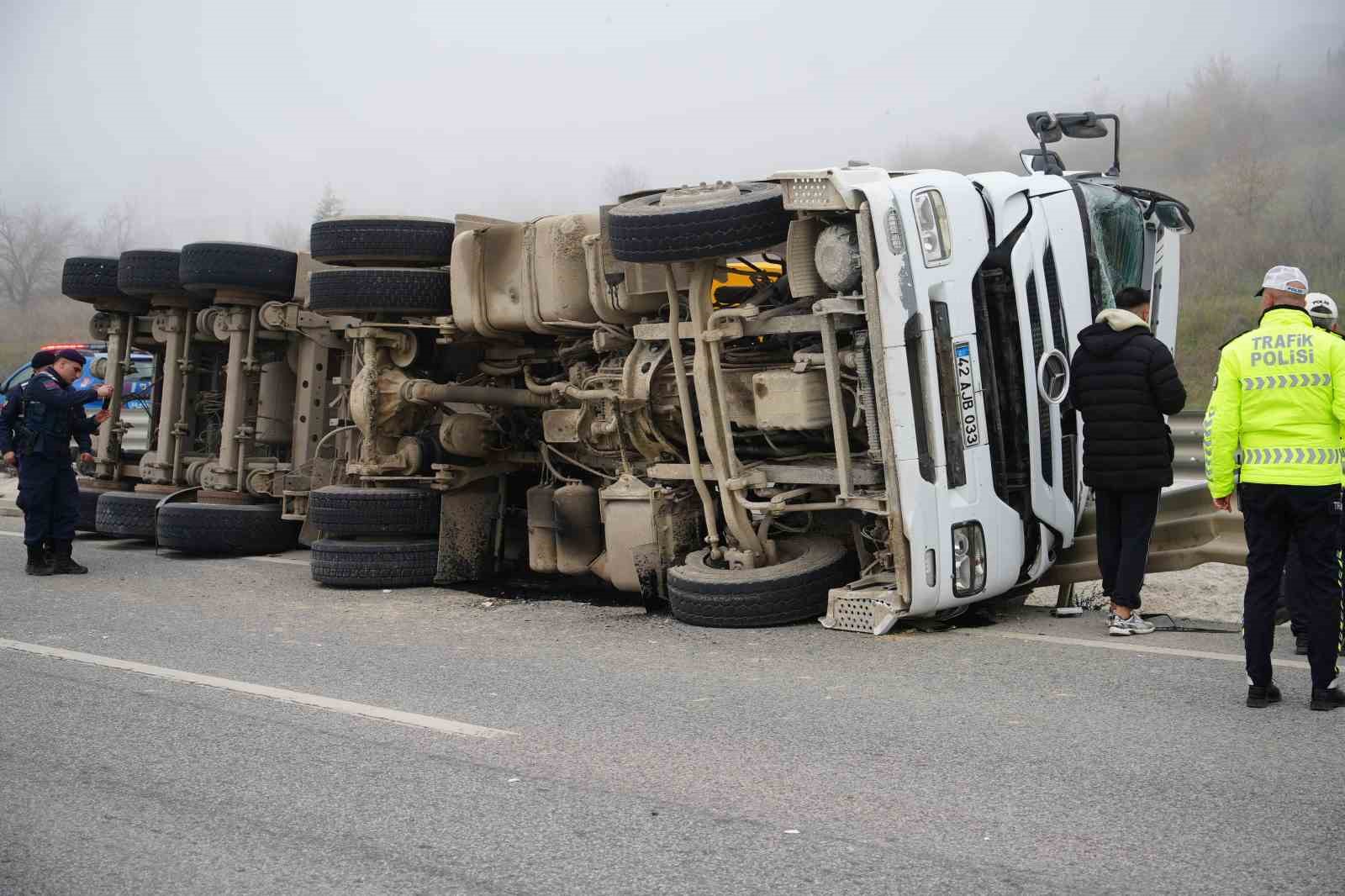 Kum y&uuml;kl&uuml; tır devrildi: Sıkışan s&uuml;r&uuml;c&uuml; itfaiye tarafından kurtarıldı

