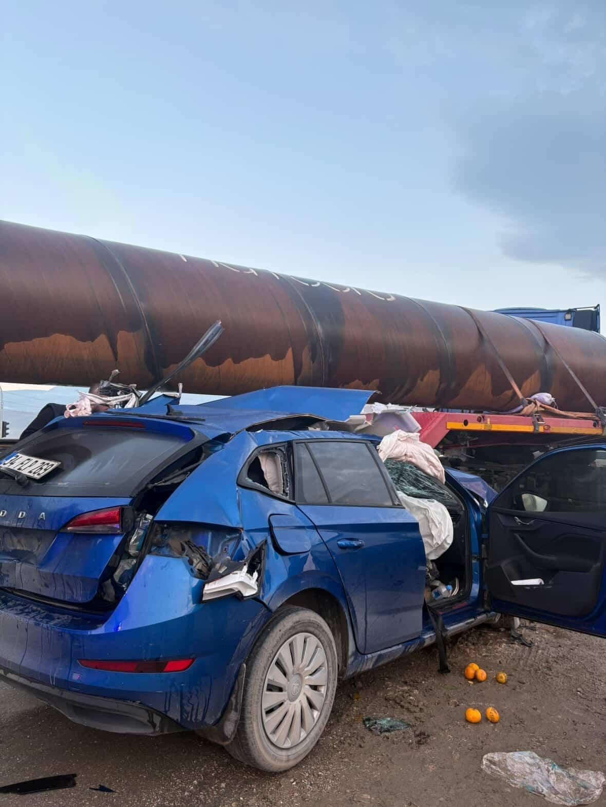 Otomobil, demir boru yüklü tırla çarpıştı: 2 yaralı