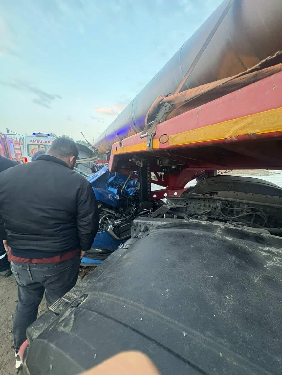 Otomobil, demir boru yüklü tırla çarpıştı: 2 yaralı