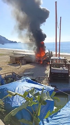 Alanya&rsquo;da plaj b&uuml;fesi alev alev yandı
