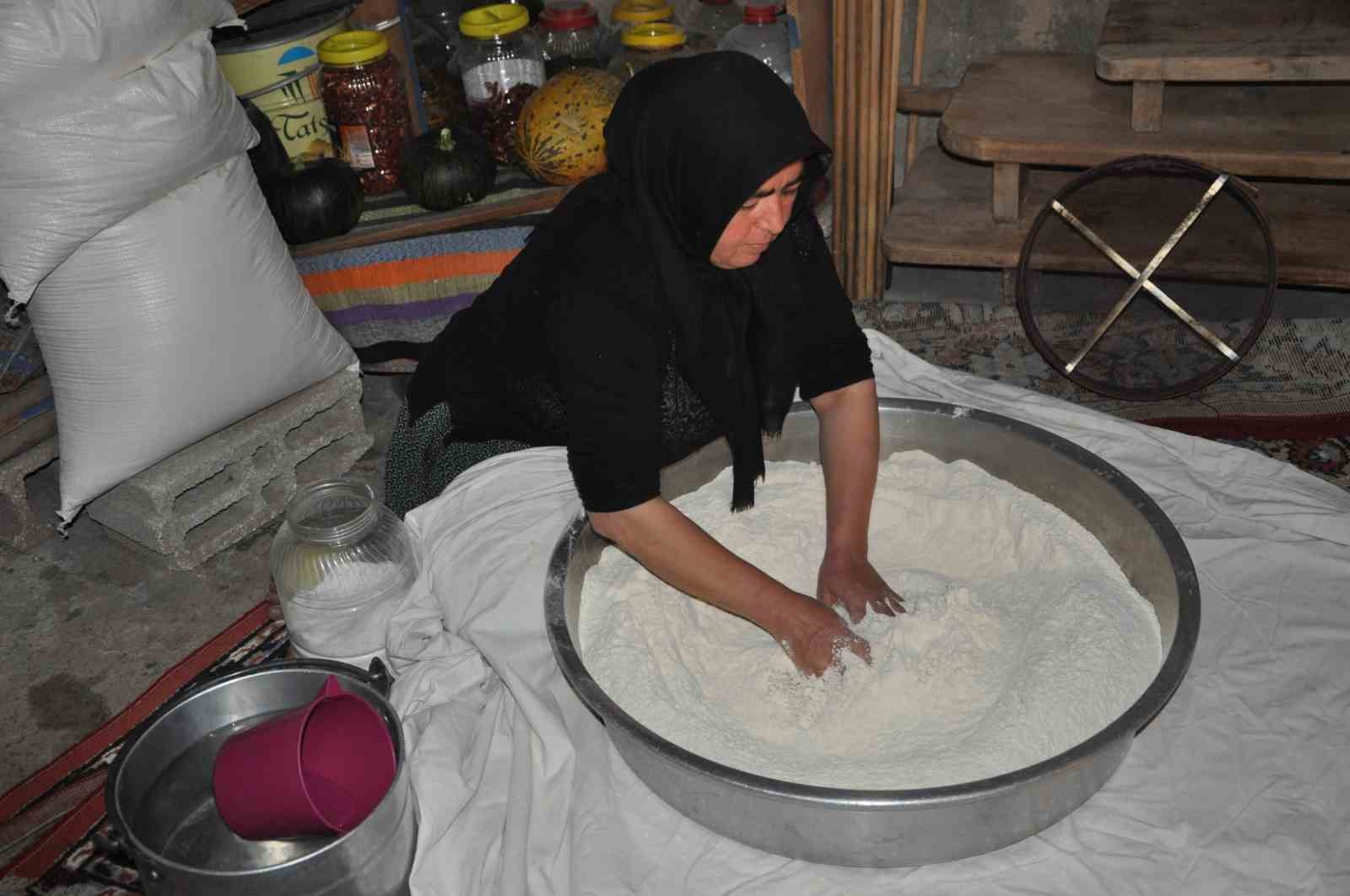 Kışlık ekmekler imece usulüyle hazırlanıyor