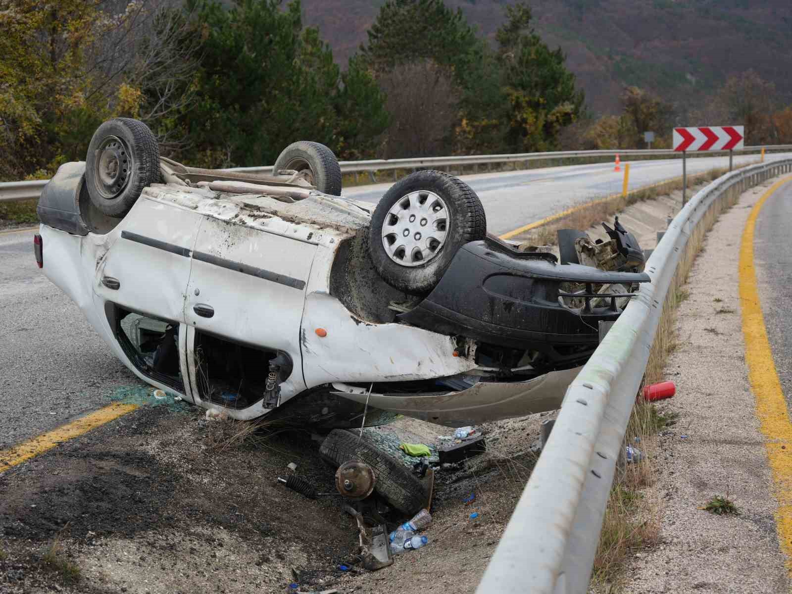 Takla atan otomobil alev aldı: 2 yaralı