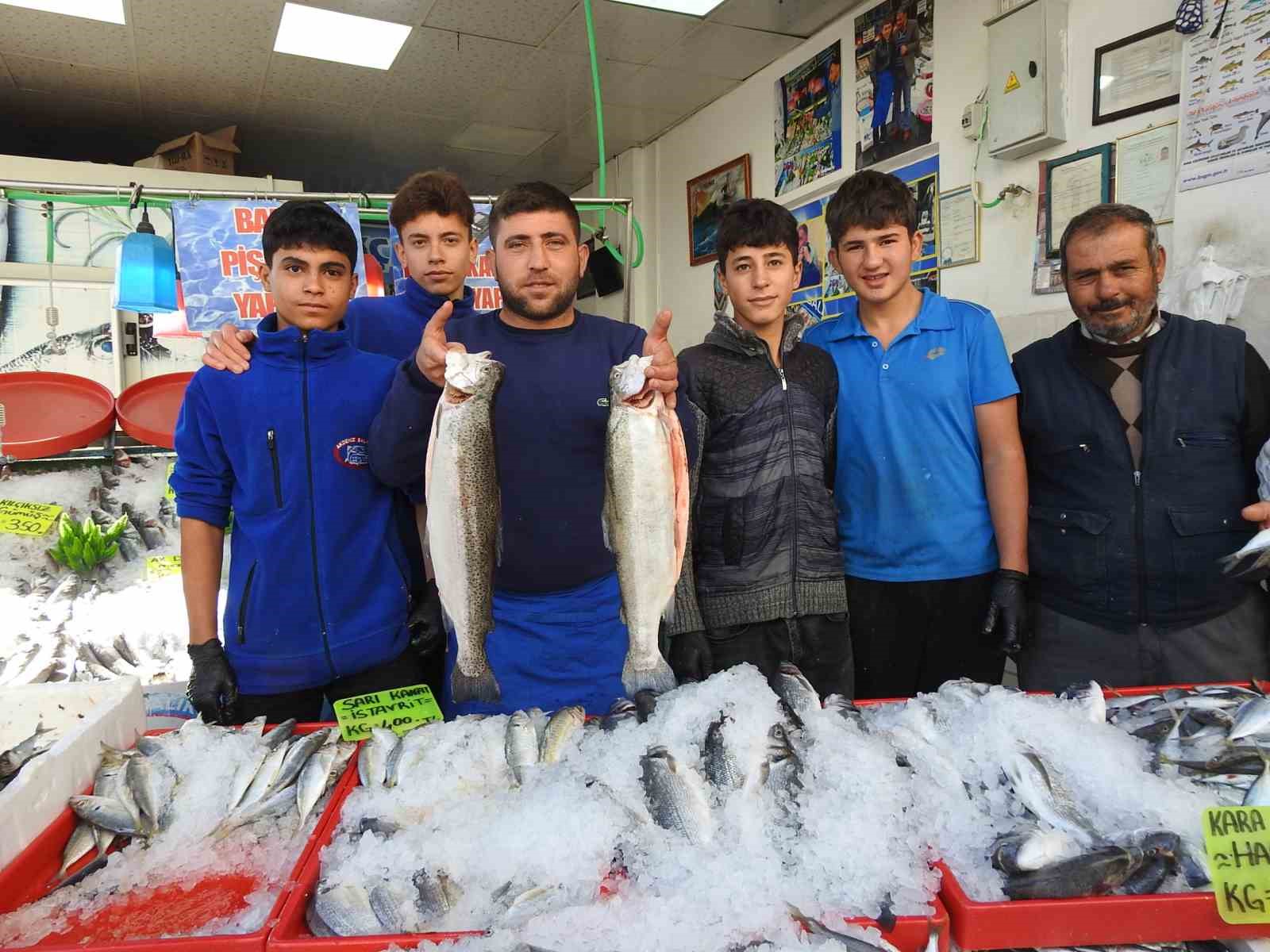 Karadeniz’deki bolluk balık fiyatlarını düşürdü: Kilis’te hamsi 100 liraya indi