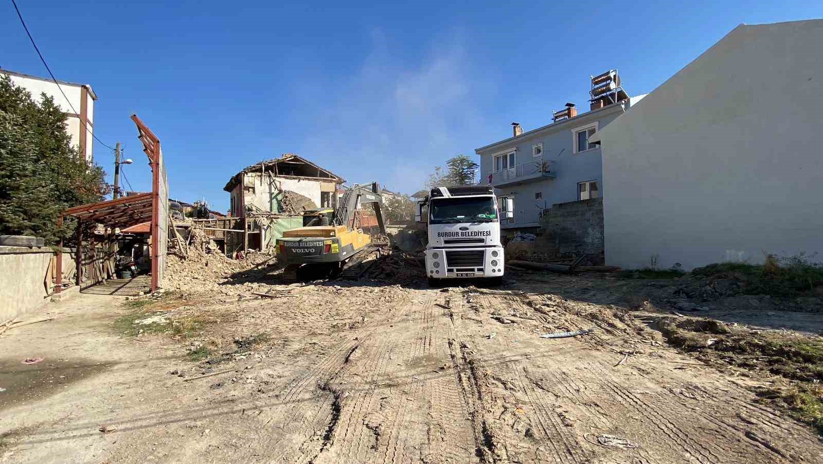 Kiracının itirazları yüzünden yıkımı yarım kalan metruk bina tamamen yıkıldı
