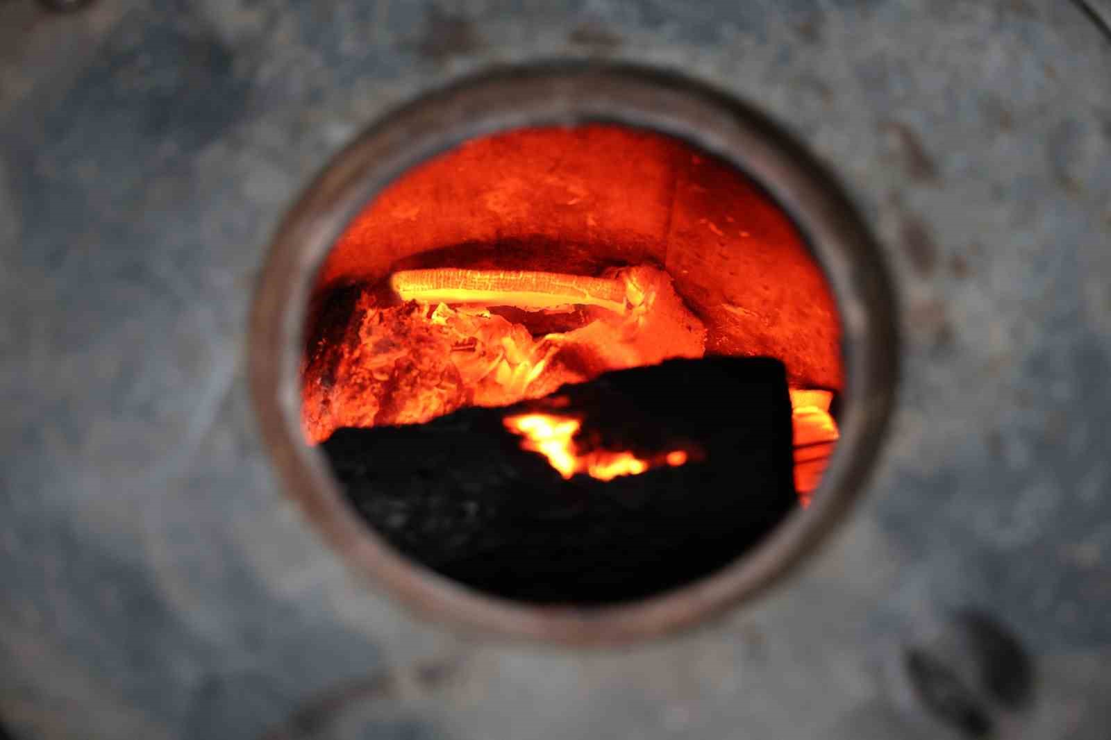 Soba satıcıları havaların iyice soğumasını bekliyor
