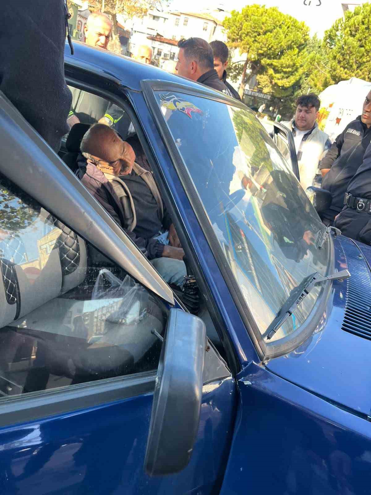 Bursa’da direksiyon hakimiyetini kaybeden sürücü kamyonete çarptı