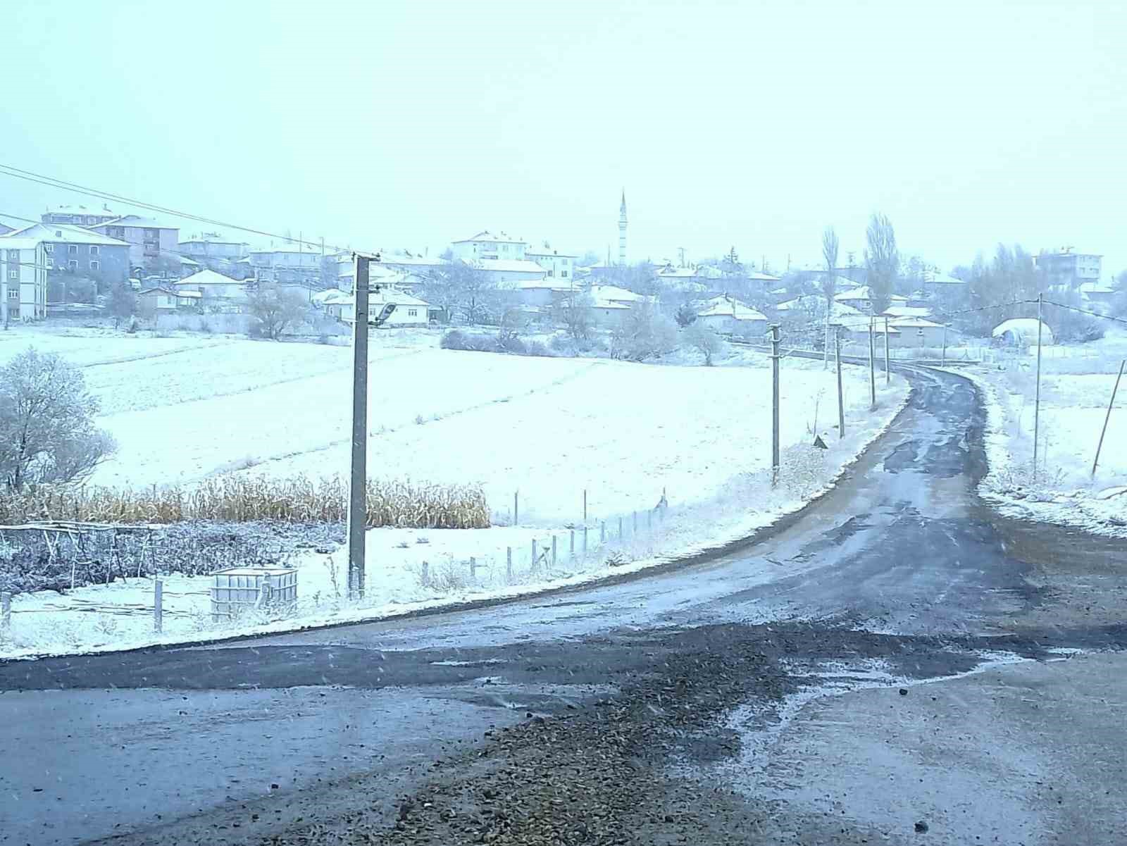 Kırşehir’de yüksek kesimler beyaza büründü