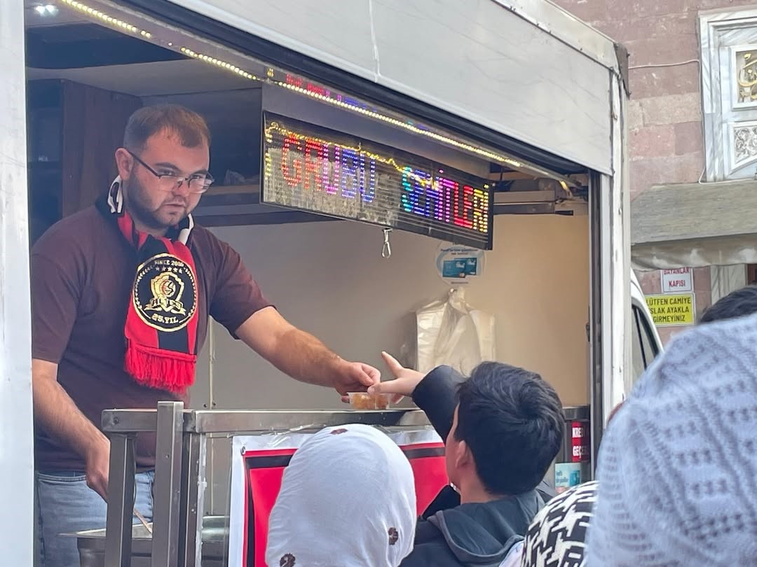 Eskişehirspor taraftarı, şehitler i&ccedil;in lokma hayrı d&uuml;zenledi
