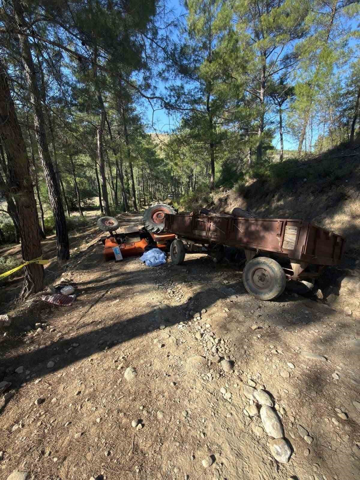 Antalya’da devrilen traktörün altında kalan sürücü hayatını kaybetti