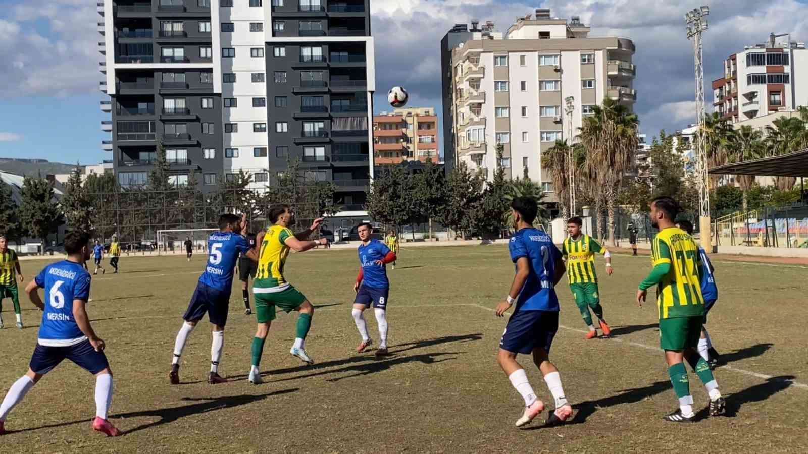 Mersin&rsquo;de takımlar sahaya T&uuml;rk bayraklarıyla &ccedil;ıkarak şehitleri andı
