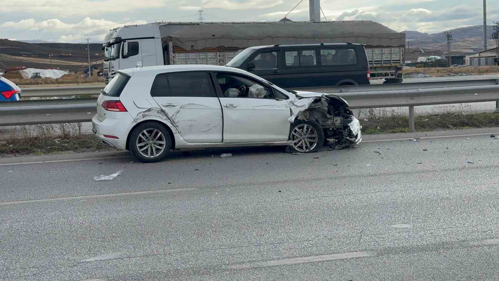 Tırın otomobili sıkıştırdığı kaza anı kamerada: 1 yaralı
