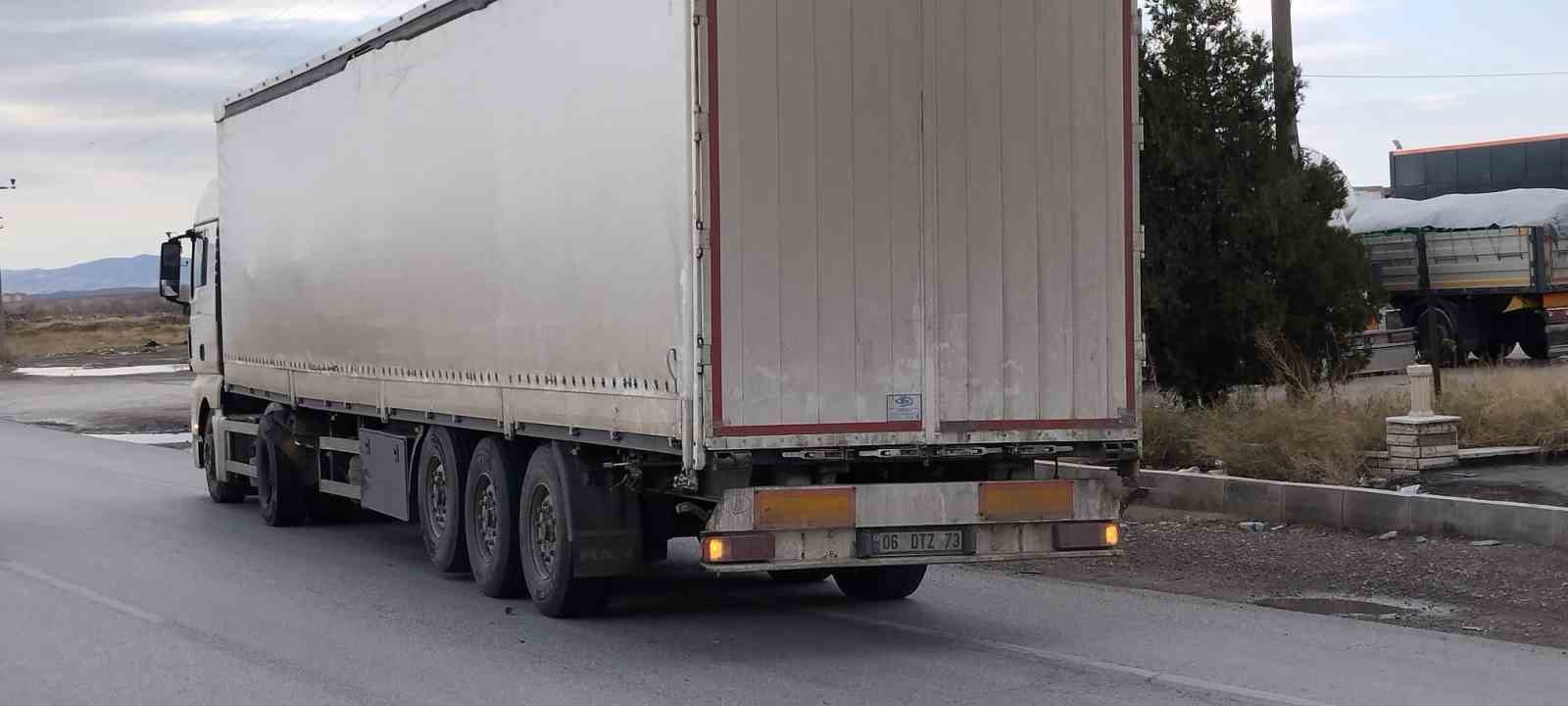 Tırın otomobili sıkıştırdığı kaza anı kamerada: 1 yaralı