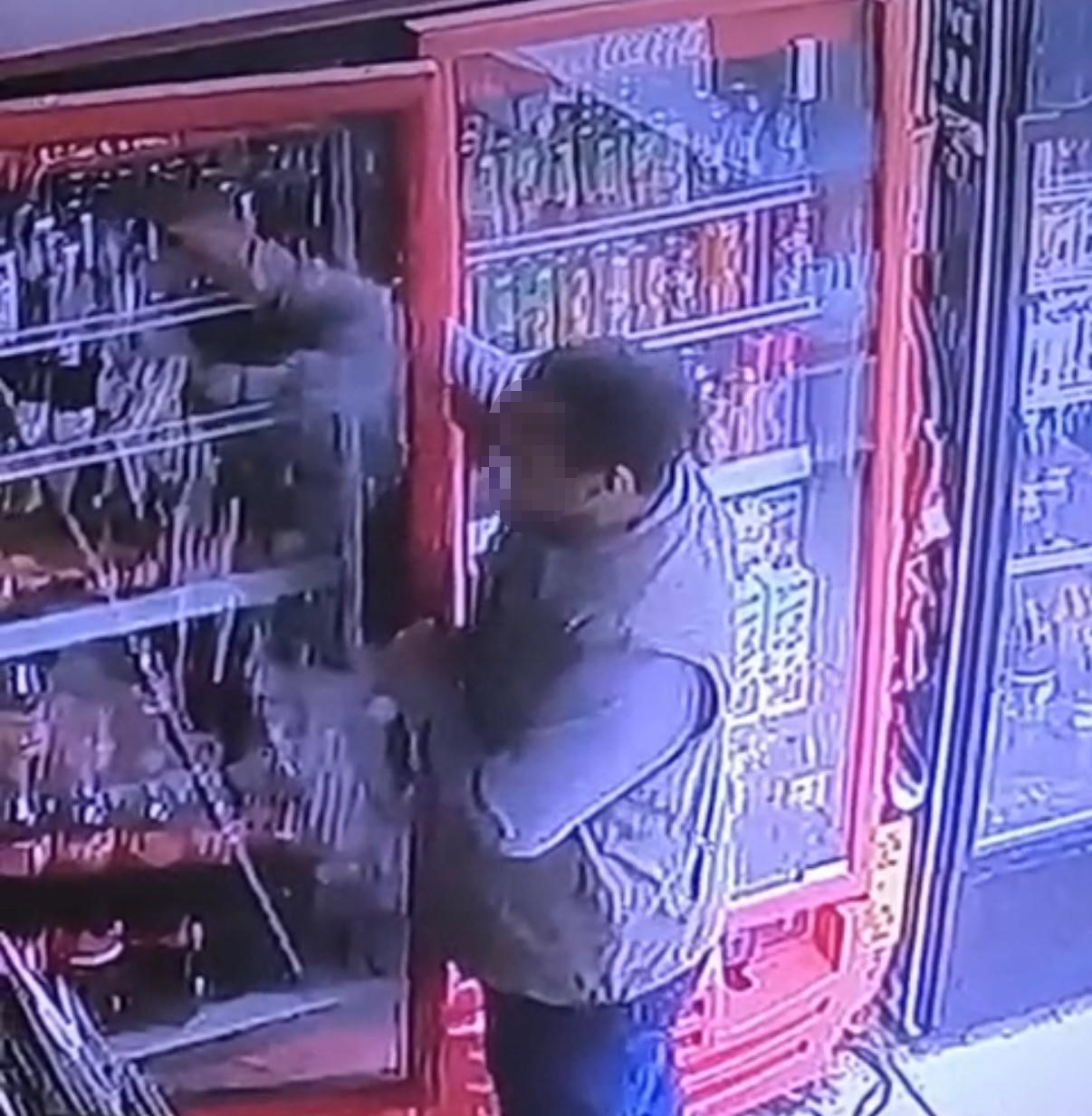 Diyarbakır’da bir şahsın içecek çalma anı güvenlik kamerasına yansıdı