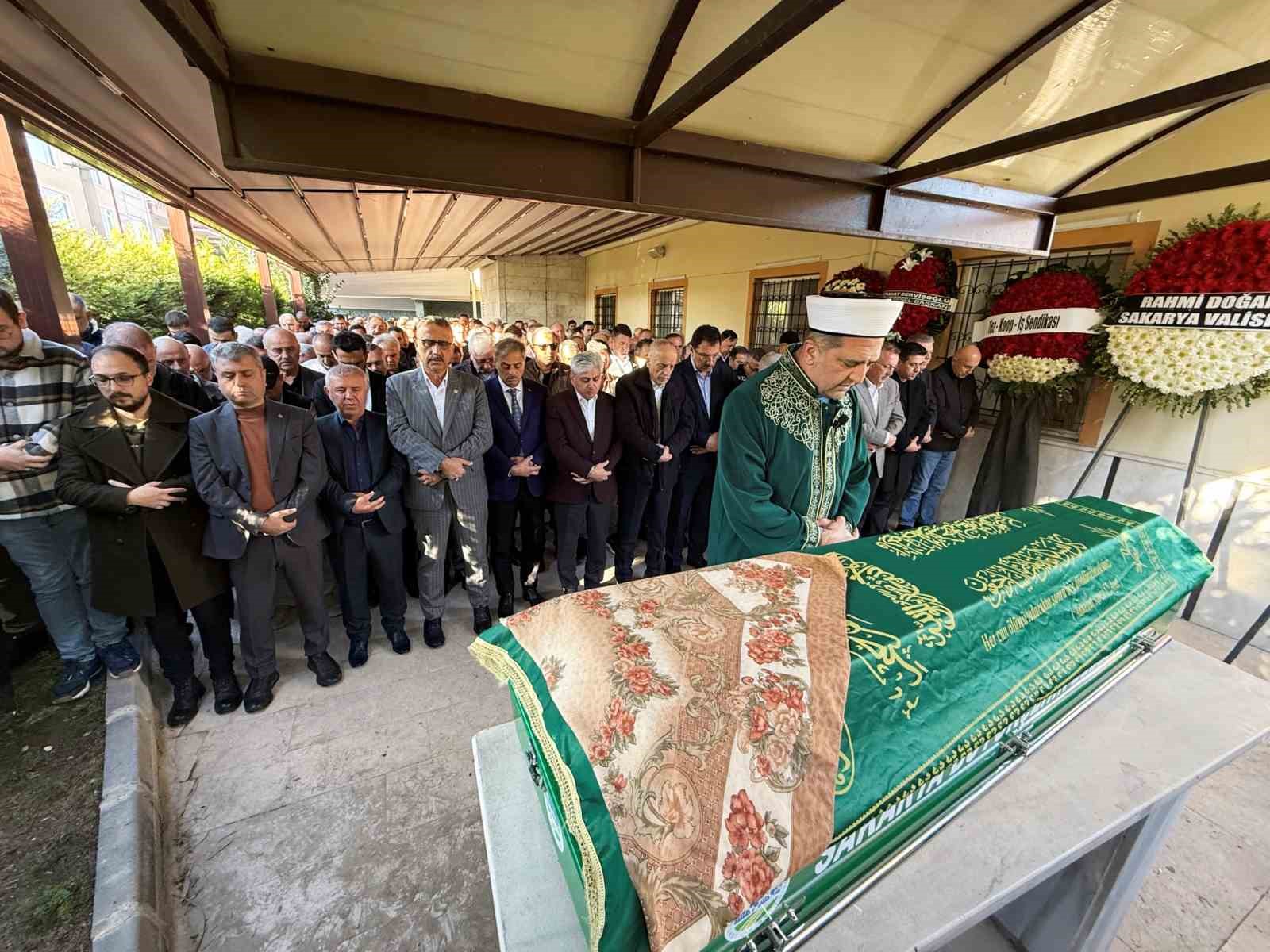 Erg&uuml;n Atalay&rsquo;ın kayınvalidesi son yolculuğuna uğurlandı
