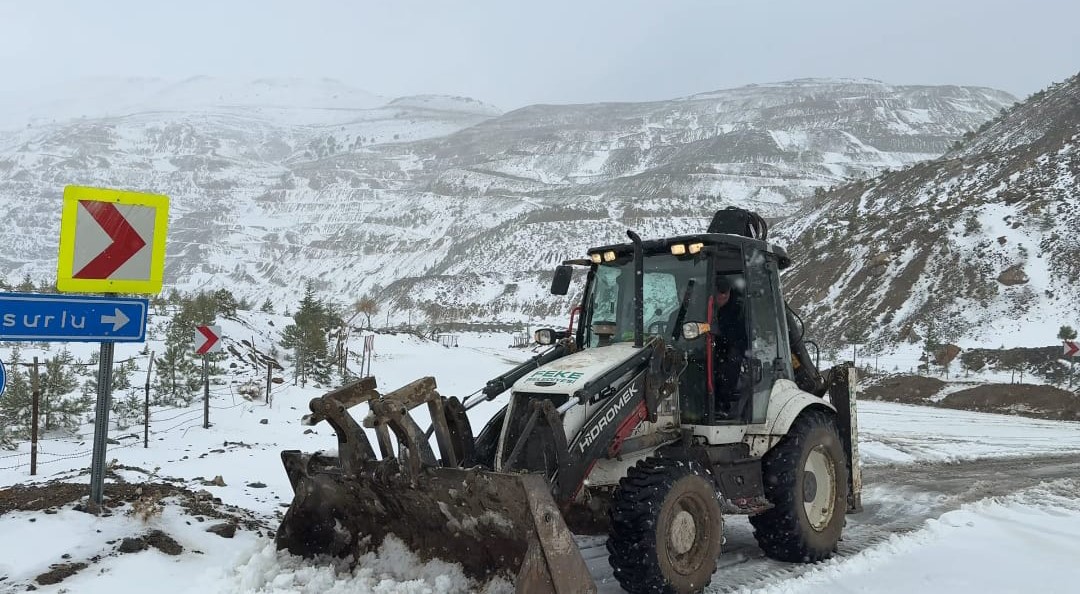 Adana&rsquo;nın y&uuml;ksek kesimlerinde kar yağışı etkili oldu

