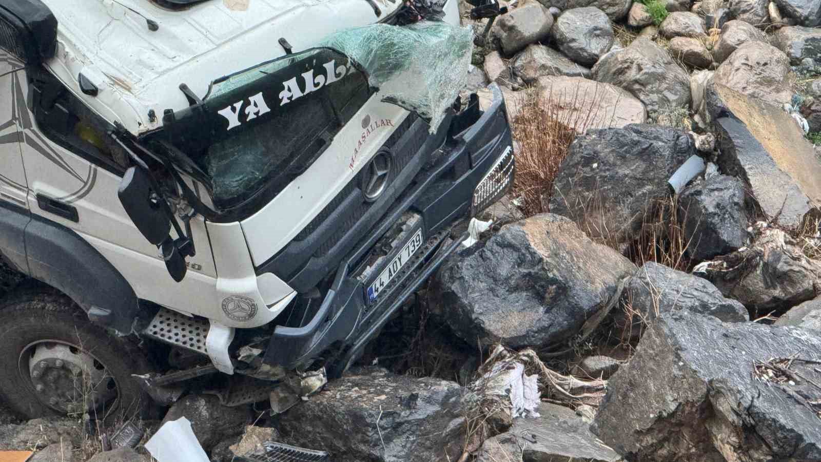 Şırnak&rsquo;ta su tankeri u&ccedil;urumdan yuvarlandı: 1 yaralı
