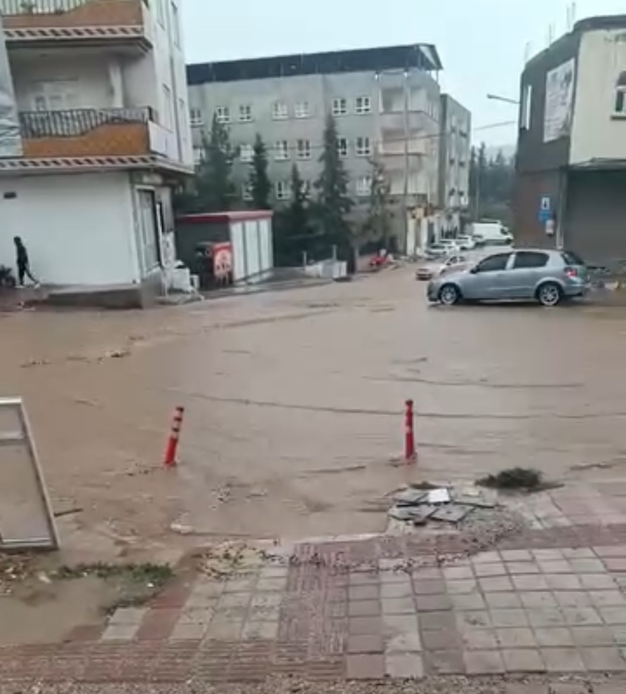 Mardin’de sağanak yağış etkili oldu, yollar göle döndü