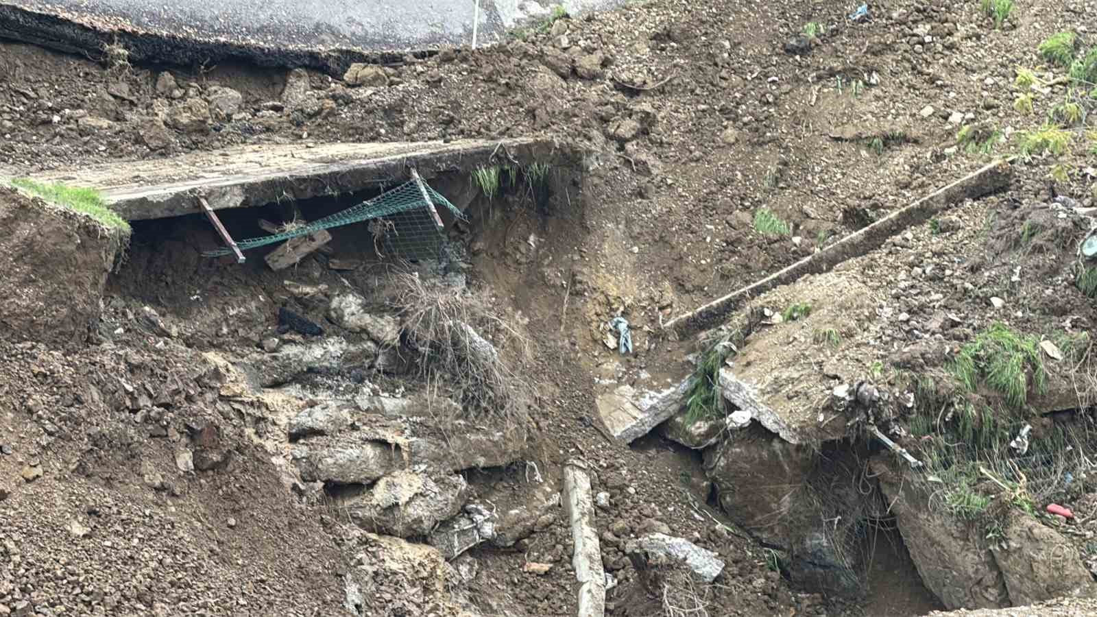 Okul inşaatının yanında çöken yol dronla görüntülendi