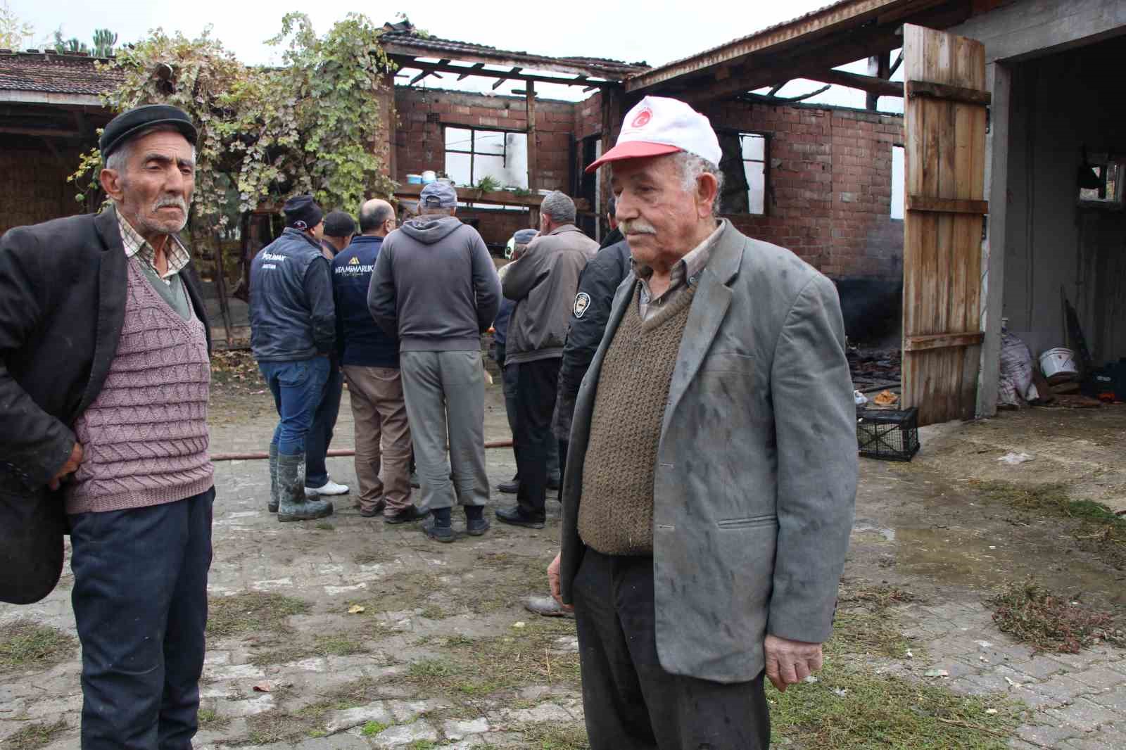 Evi yanan yaşlı çiftçinin biriktirdiği paralar ve eşyaları küle döndü