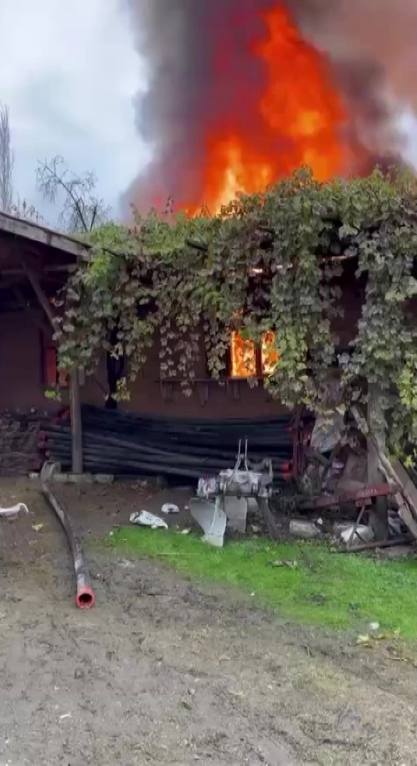 Evi yanan yaşlı çiftçinin biriktirdiği paralar ve eşyaları küle döndü