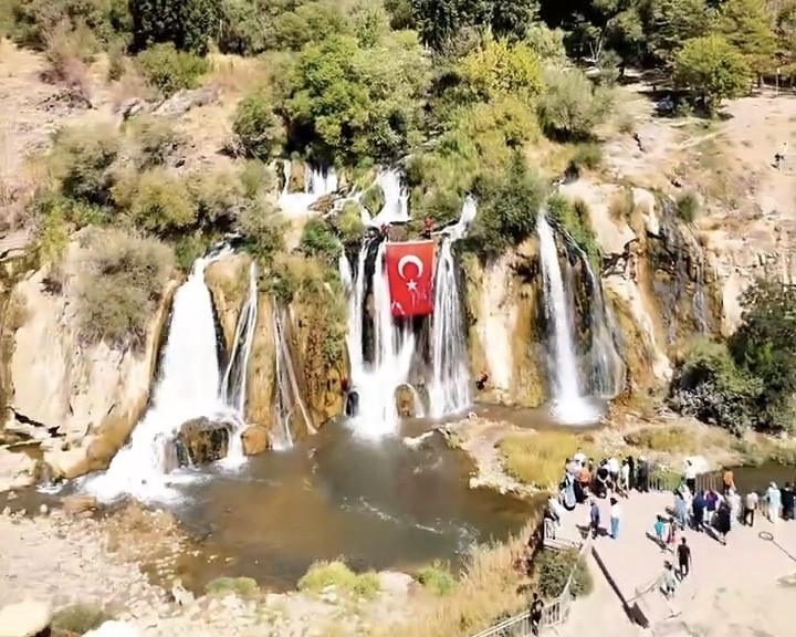 Muradiye Şelalesi&rsquo;nde T&uuml;rk bayrağı dalgalandı
