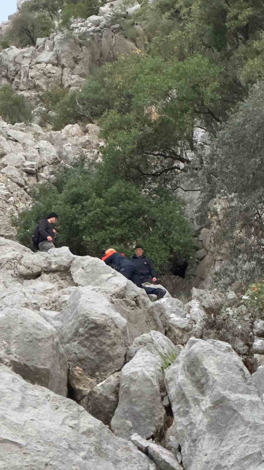 Yürüyüşe çıktıkları dağda mahsur kaldılar, yardımlarına JAK ve AFAD ekibi yetişti