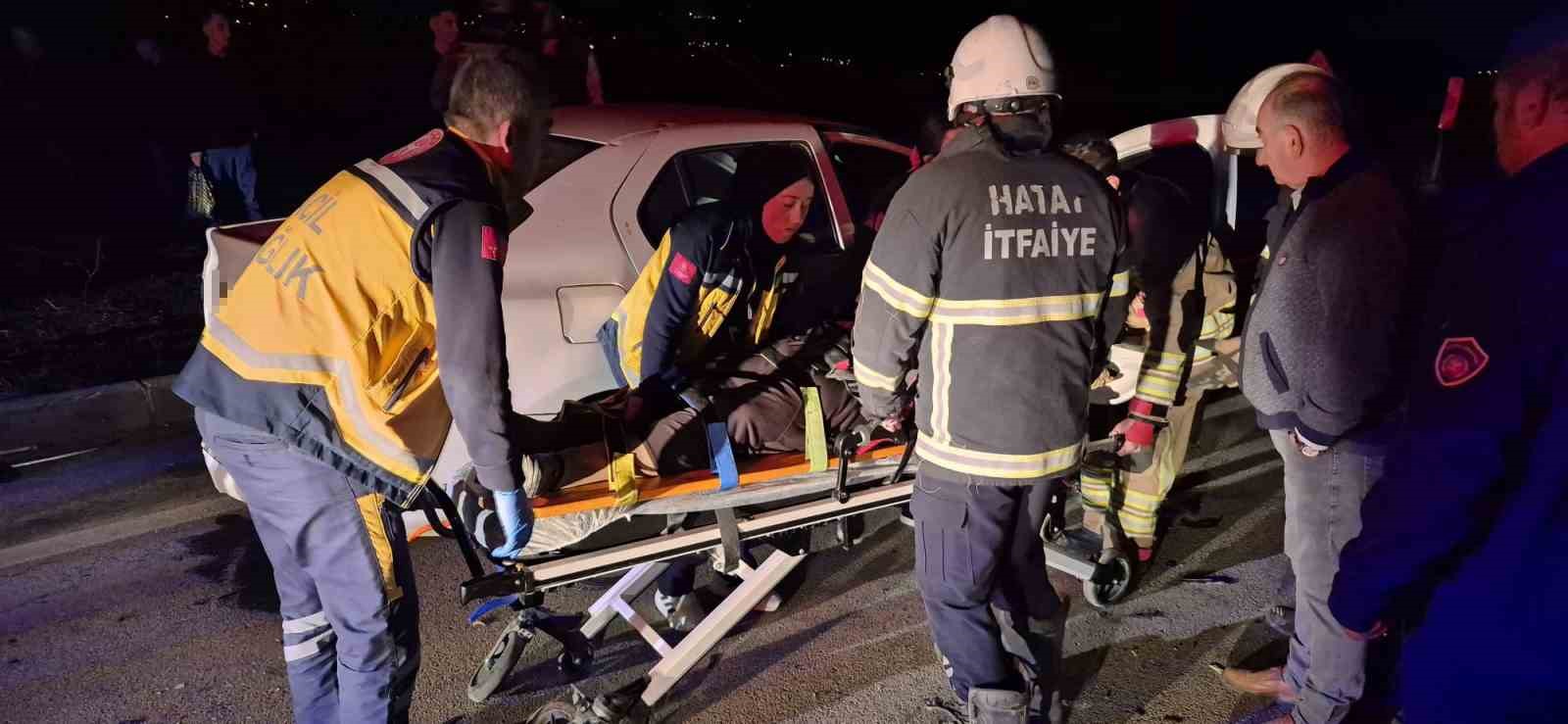 Hatay’da iki otomobil çarpıştı: 4 kişi yaralandı