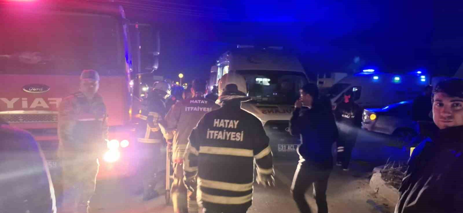 Hatay&rsquo;da iki otomobil &ccedil;arpıştı: 4 kişi yaralandı
