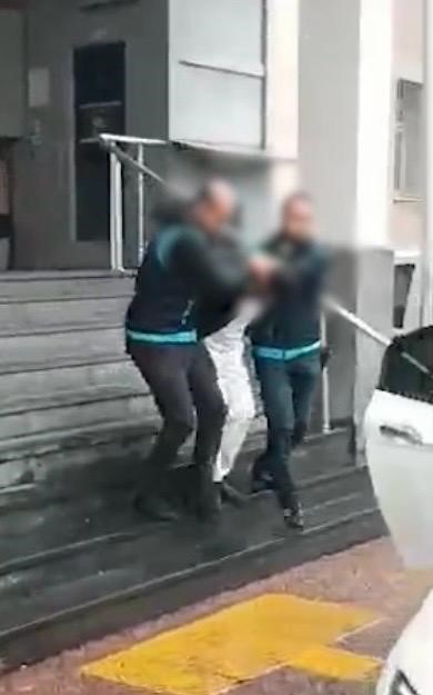Konuşmak için çağırdığı eşini sokak ortasında öldüren şahıs tutuklandı