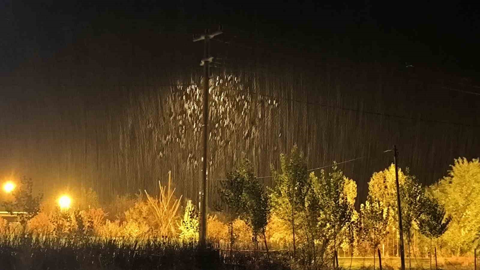 Muş’ta 14 köy yolu kapandı, 4 araç mahsur kaldı