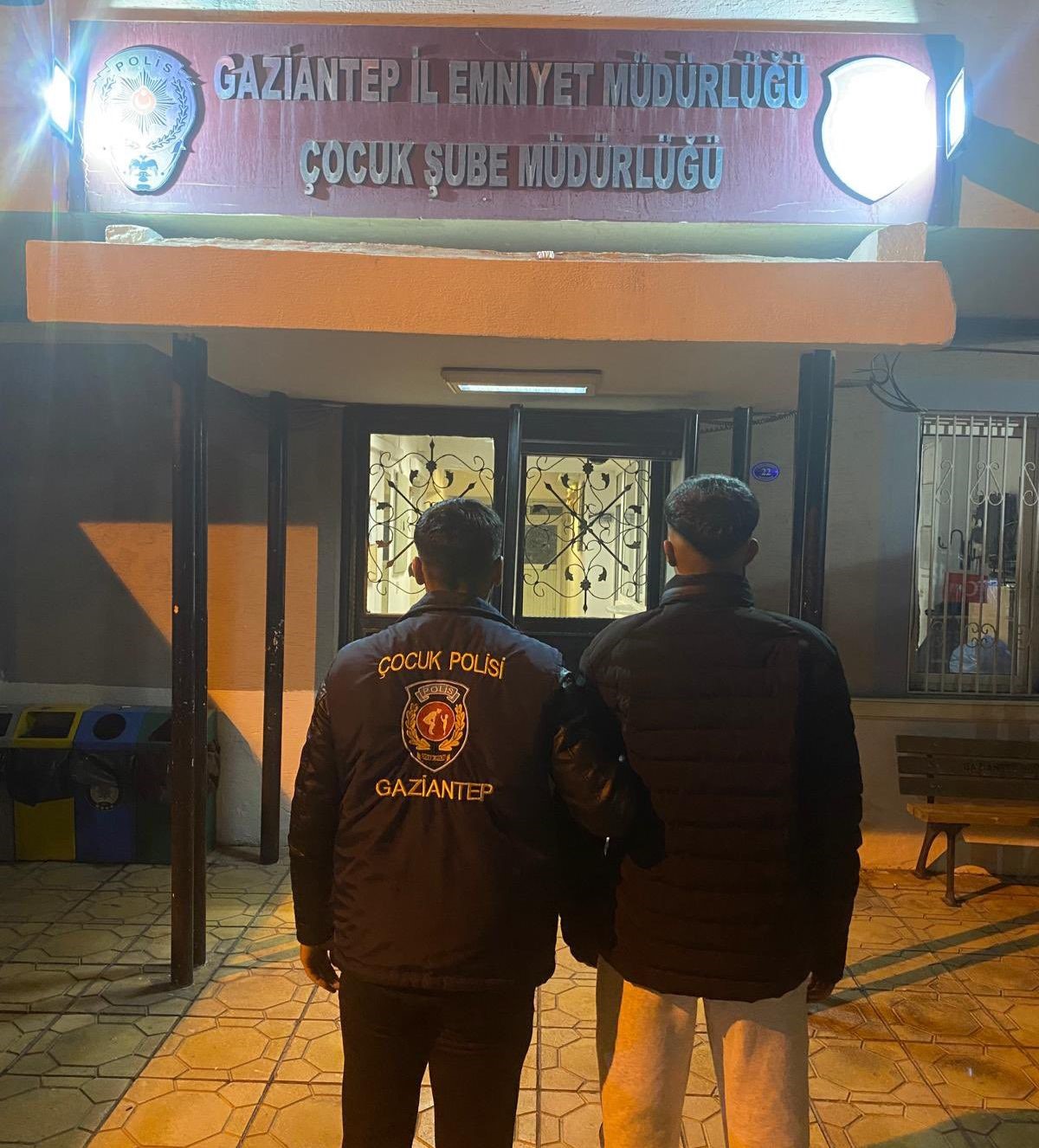 Gaziantep’te şok görüntüler: 3 şahıs pompalı tüfekle rastgele ateş açtı