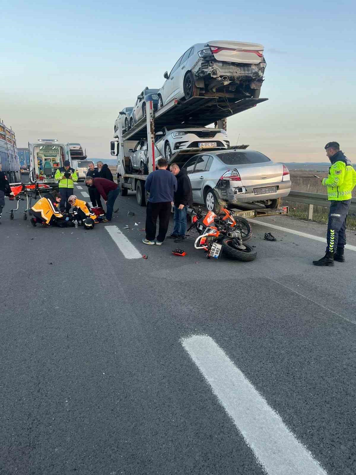 Motosiklet emniyet şeridinde duran tıra çarptı: 1 yaralı