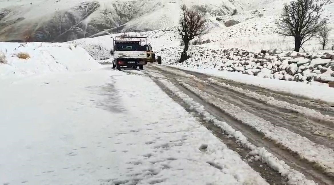 Siirt’te karda araçlar yolda mahsur kaldı