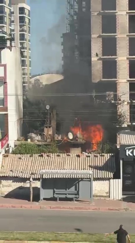 Evde çıkan yangında yaşlı çiftin yardımına komşuları koştu