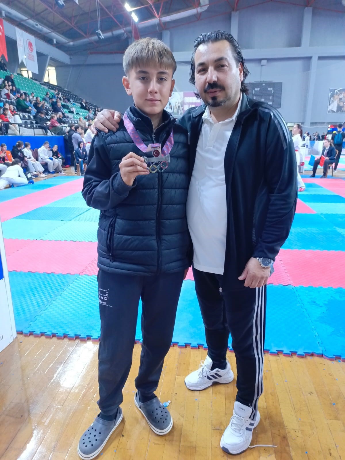 Alaşehirli karateciler Denizli’den madalyalarla döndü