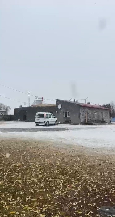 Kars’ta yüksek kesimlere kar yağdı