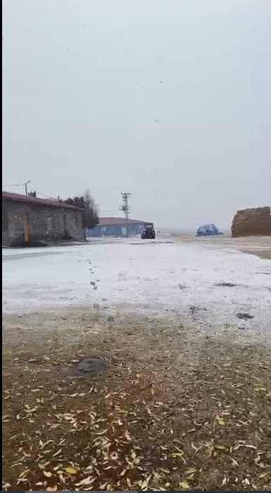 Kars’ta yüksek kesimlere kar yağdı