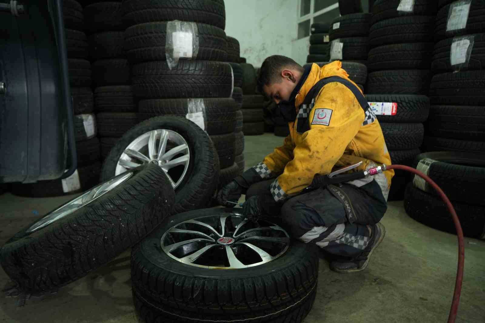Muş’ta köpeklerin saldırdığı tavuk oto lastikçiye sığındı