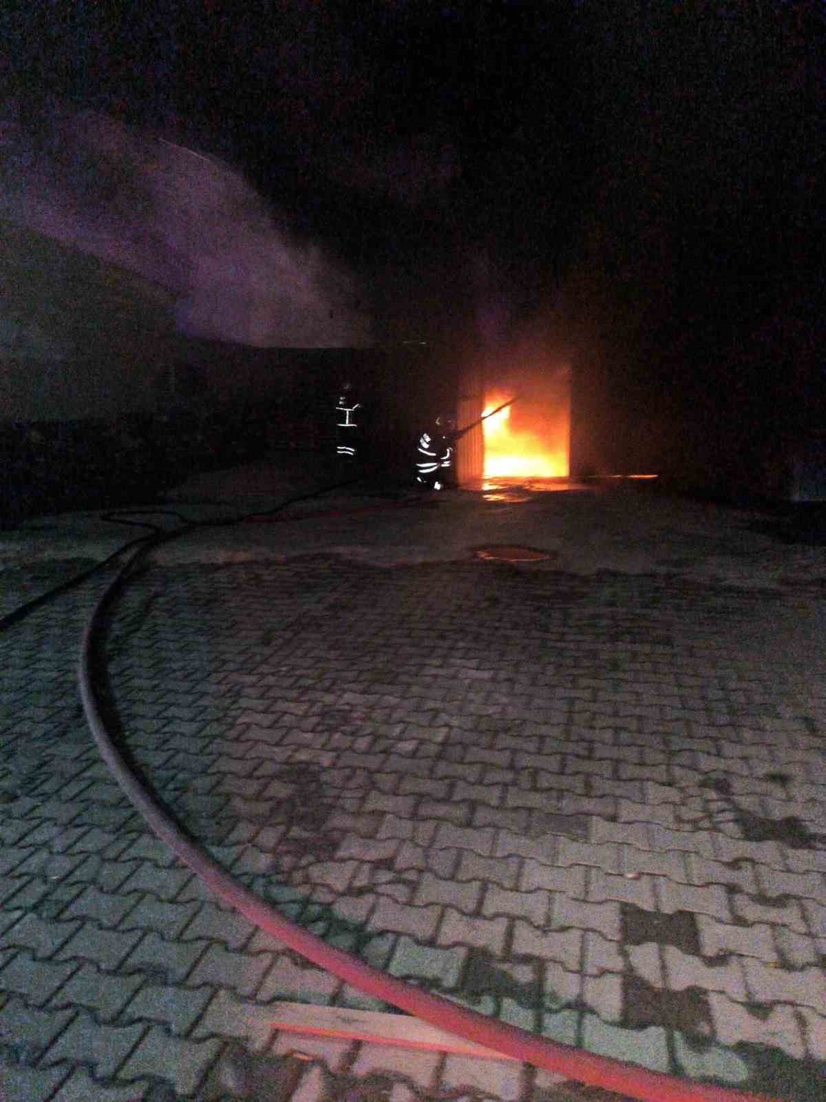 Hatay&rsquo;da depo alevlere teslim oldu
