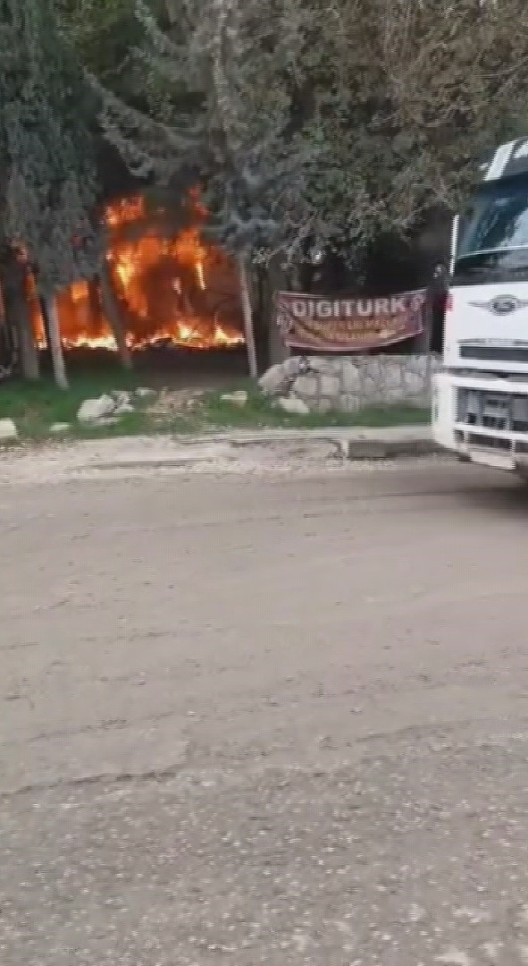 Alevlere teslim olan prefabrik yapı kullanılmaz hale geldi
