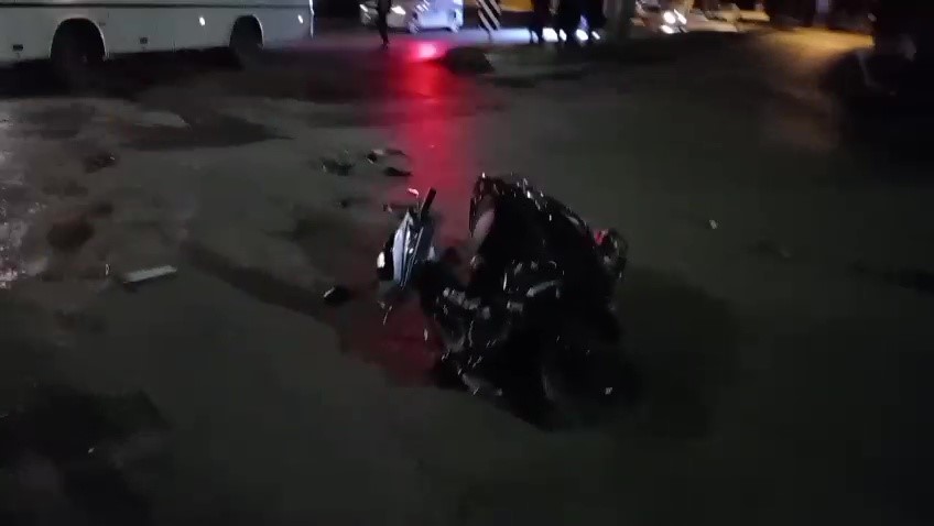 Trafik kazasında s&uuml;r&uuml;c&uuml;lerden birisi ka&ccedil;tı, diğeri alkoll&uuml; &ccedil;ıktı
