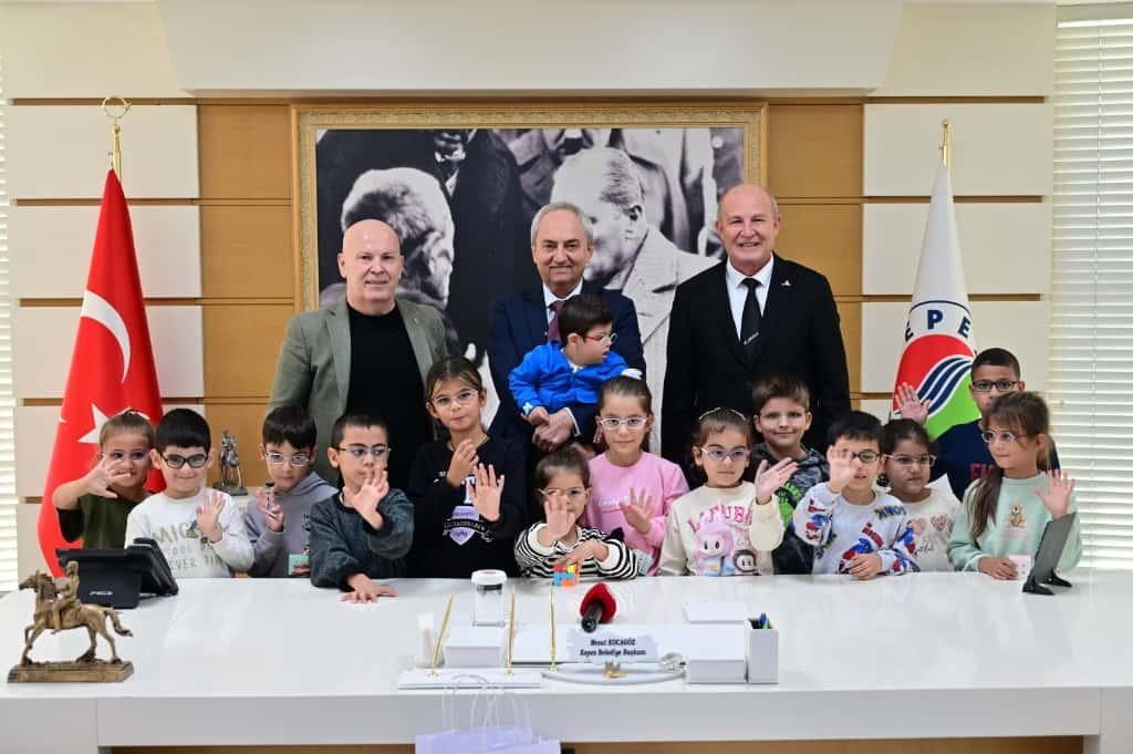 Kepez Belediyesi okullarda göz sağlığı taraması yaptı; 100 çocuğa ücretsiz gözlük