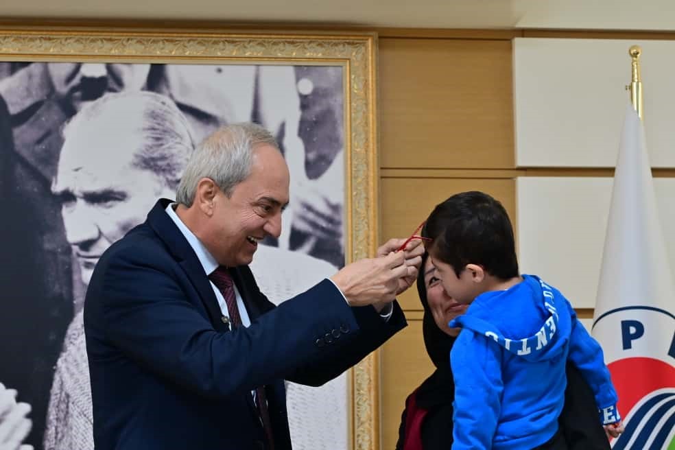 Kepez Belediyesi okullarda göz sağlığı taraması yaptı; 100 çocuğa ücretsiz gözlük