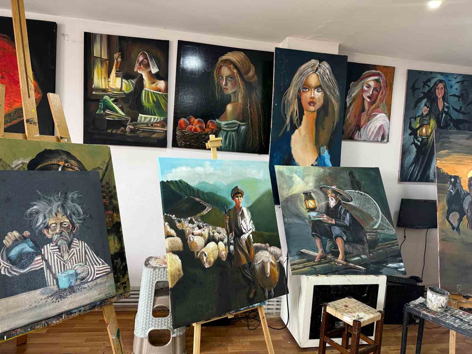 Ressam ve heykeltıraş Orhan Albaş &ouml;ğrencilerine 3 g&uuml;nde resim yapmayı &ouml;ğretiyor
