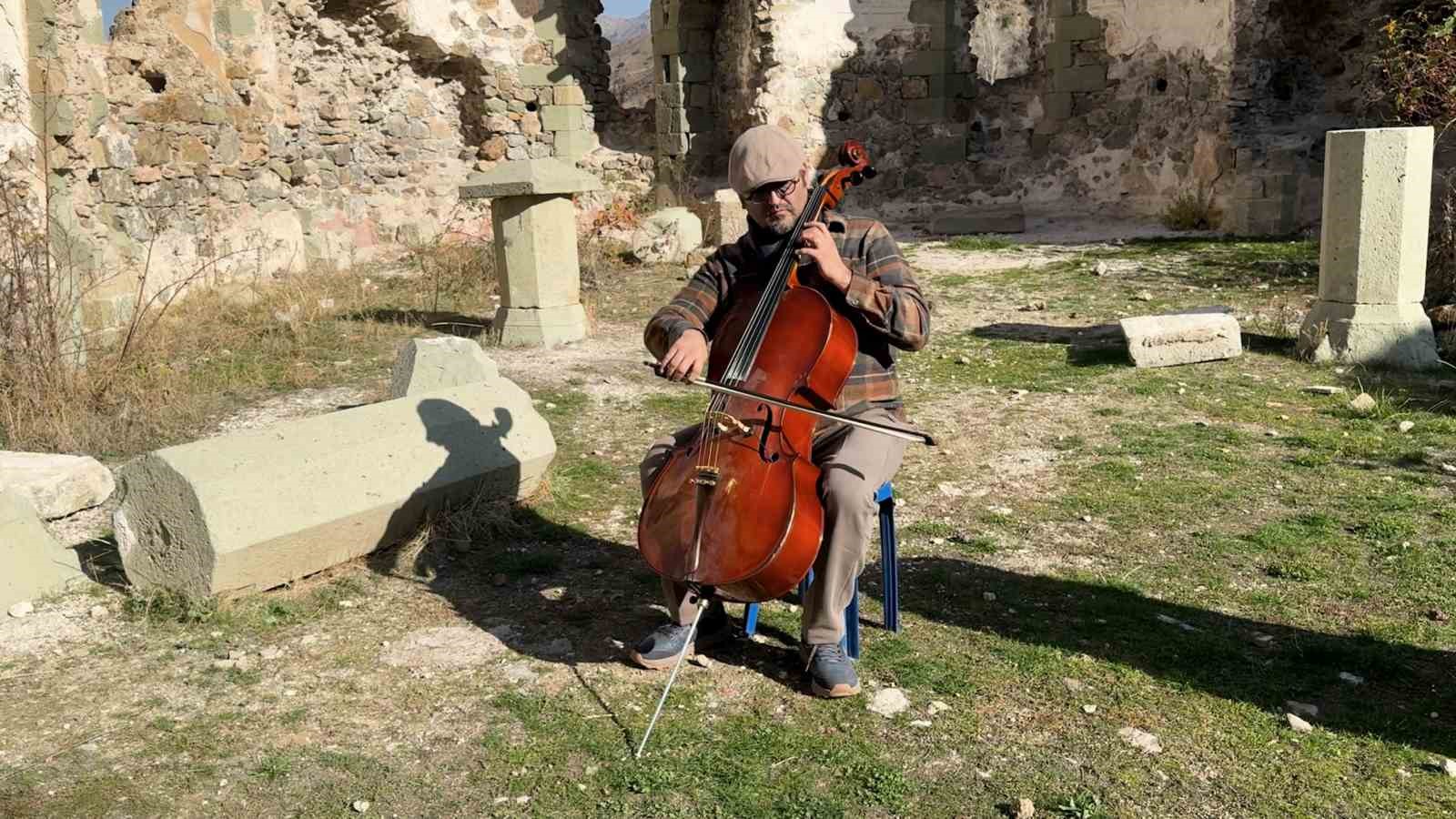 Gümüşhaneli müzisyenden tarihi mekanlarda viyolonsel ile eşsiz performans
