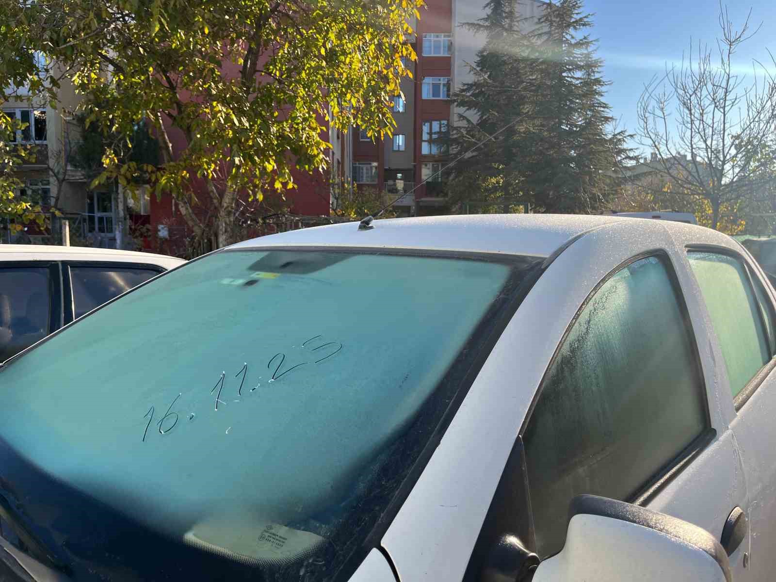 Eskişehir’de kırağı araç camlarını kapladı