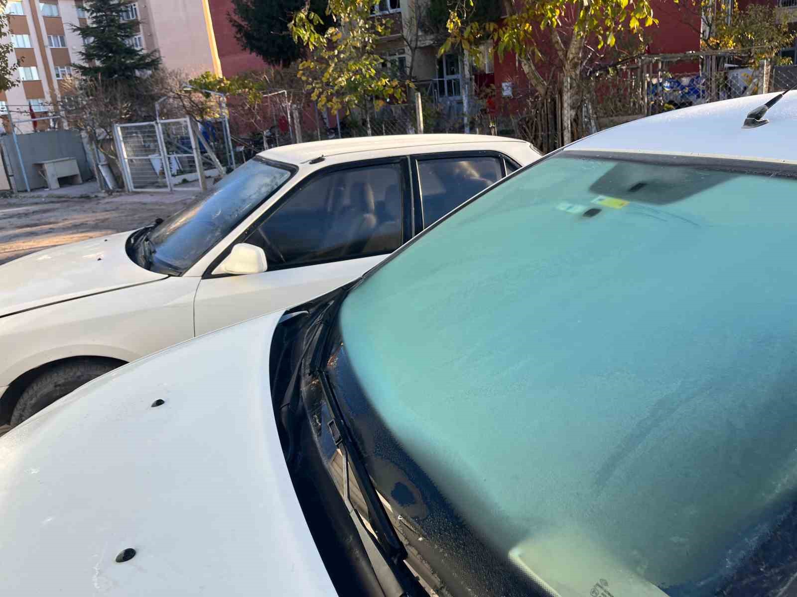 Eskişehir&rsquo;de kırağı ara&ccedil; camlarını kapladı
