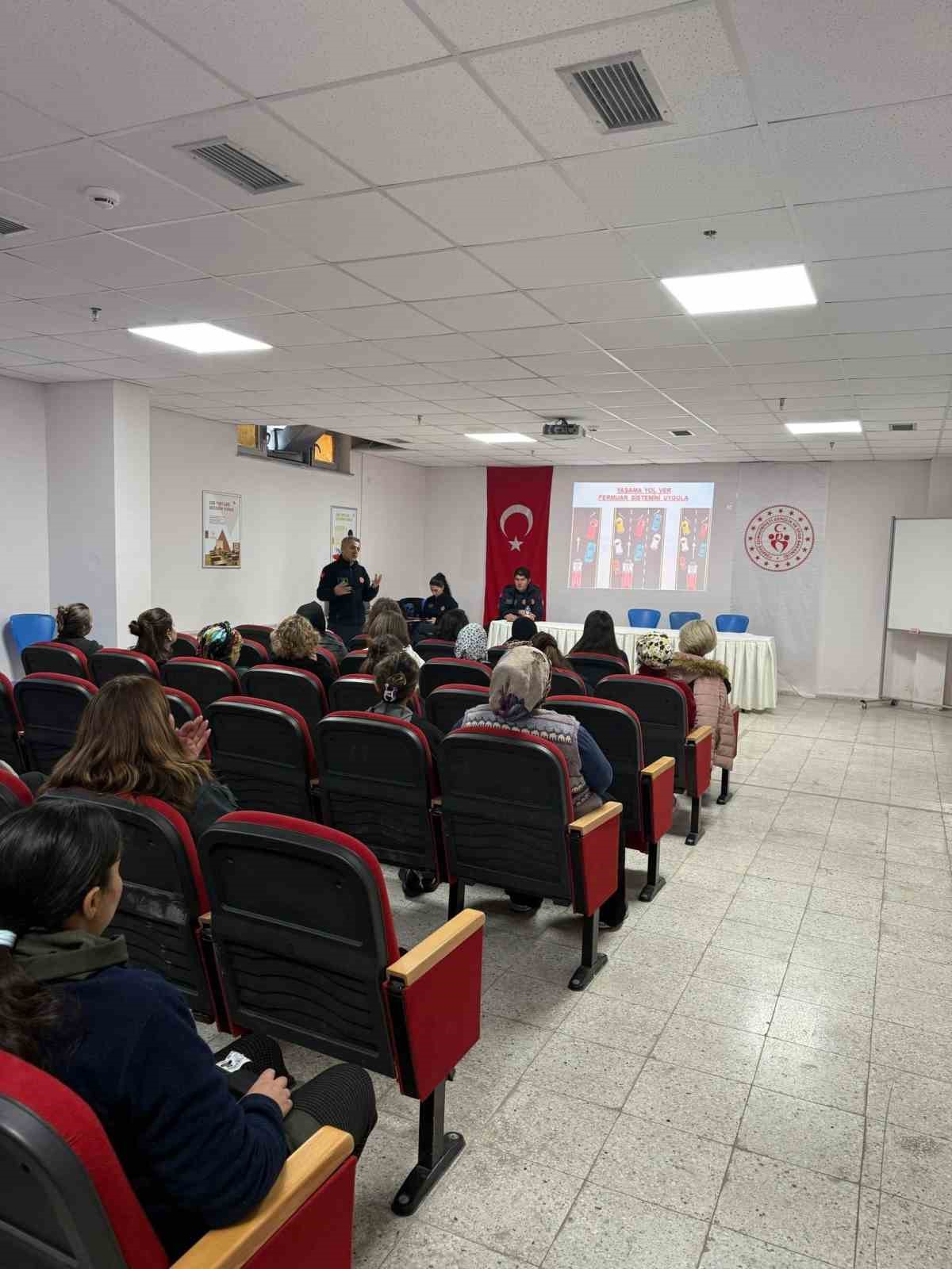 &Ouml;ğrenci yurdu personeline uygulamalı yangın eğitimi
