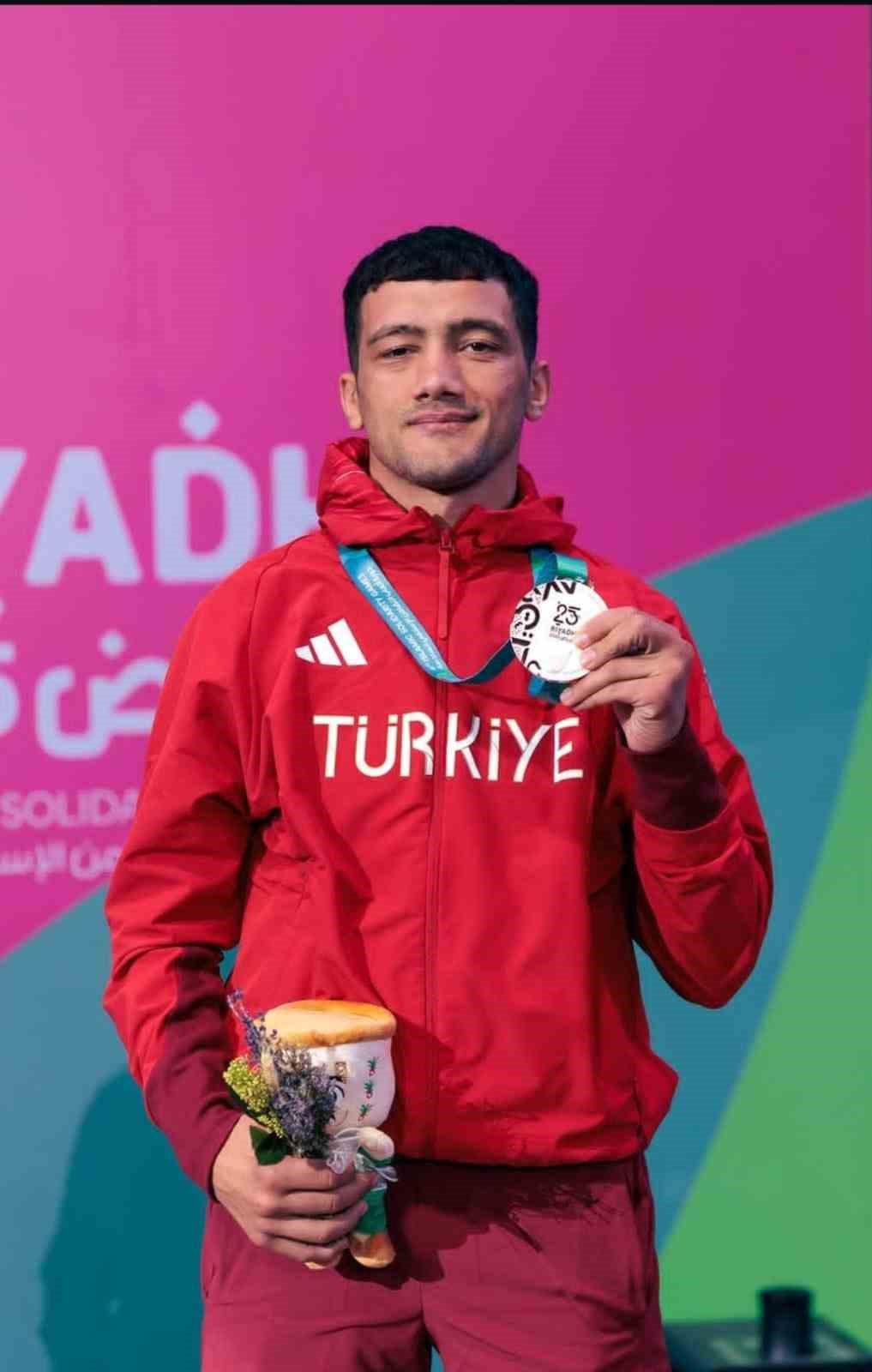 Riyad&rsquo;dan Kayseri&rsquo;ye 1 altın, 1 bronz geldi
