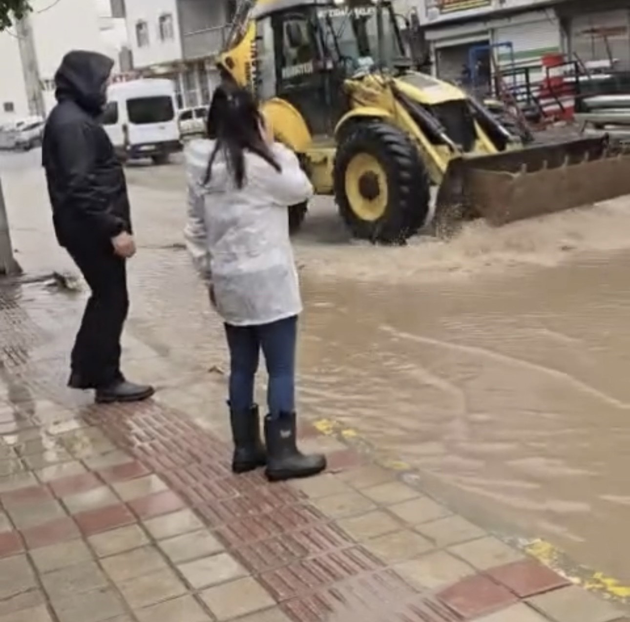 Mazıdağı’nda sağanak nedeni ile yollar göle döndü
